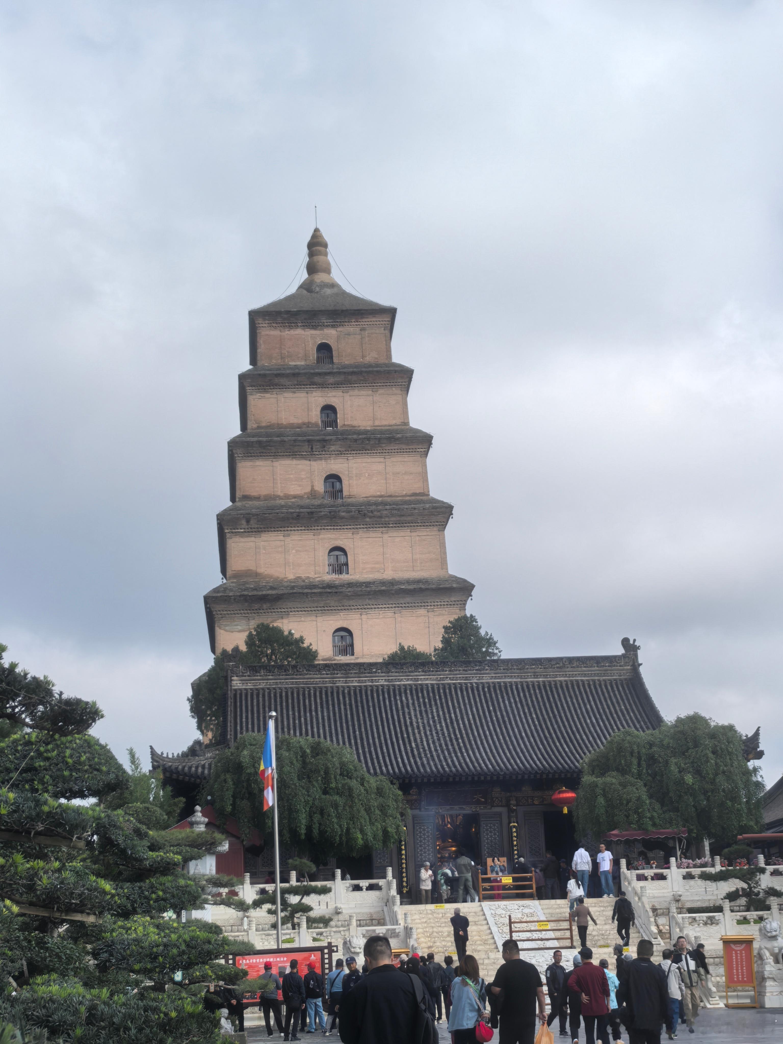 西安的王气和烟火气站在大雁塔顶向下望，大慈恩寺、广场、鳞次栉比的仿古建筑和向远方