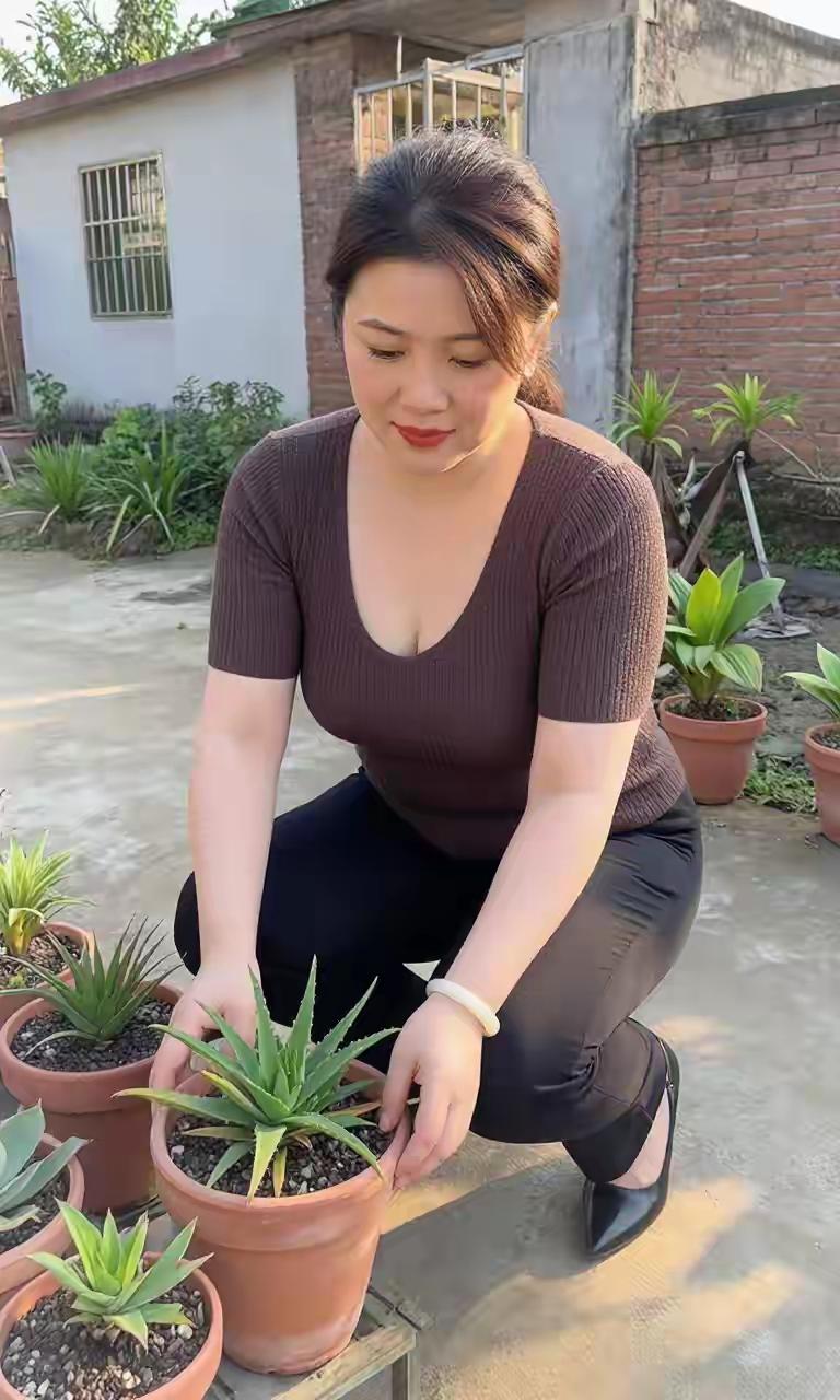 相信会有半数的男人，可能会被这样的成熟女性所迷住，所吸引！
颜值顺眼耐看赏心悦目