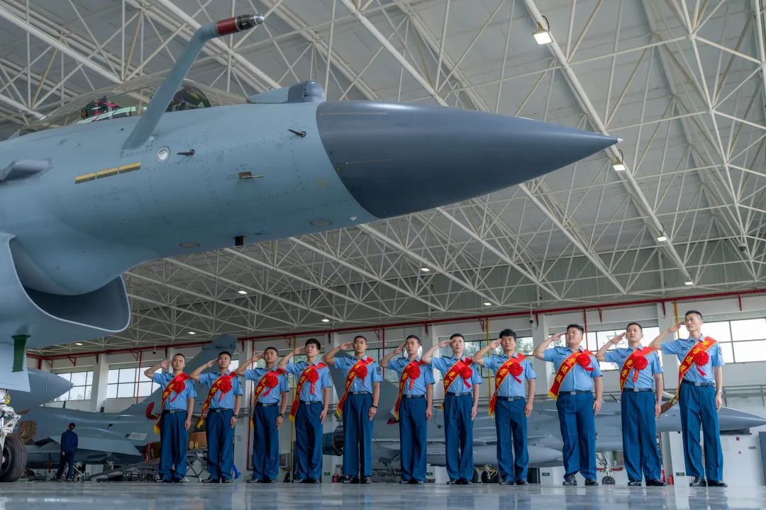 #航空新视野[超话]# 我国空军歼-10C战斗机，两张前些天的网络照片。感觉这两