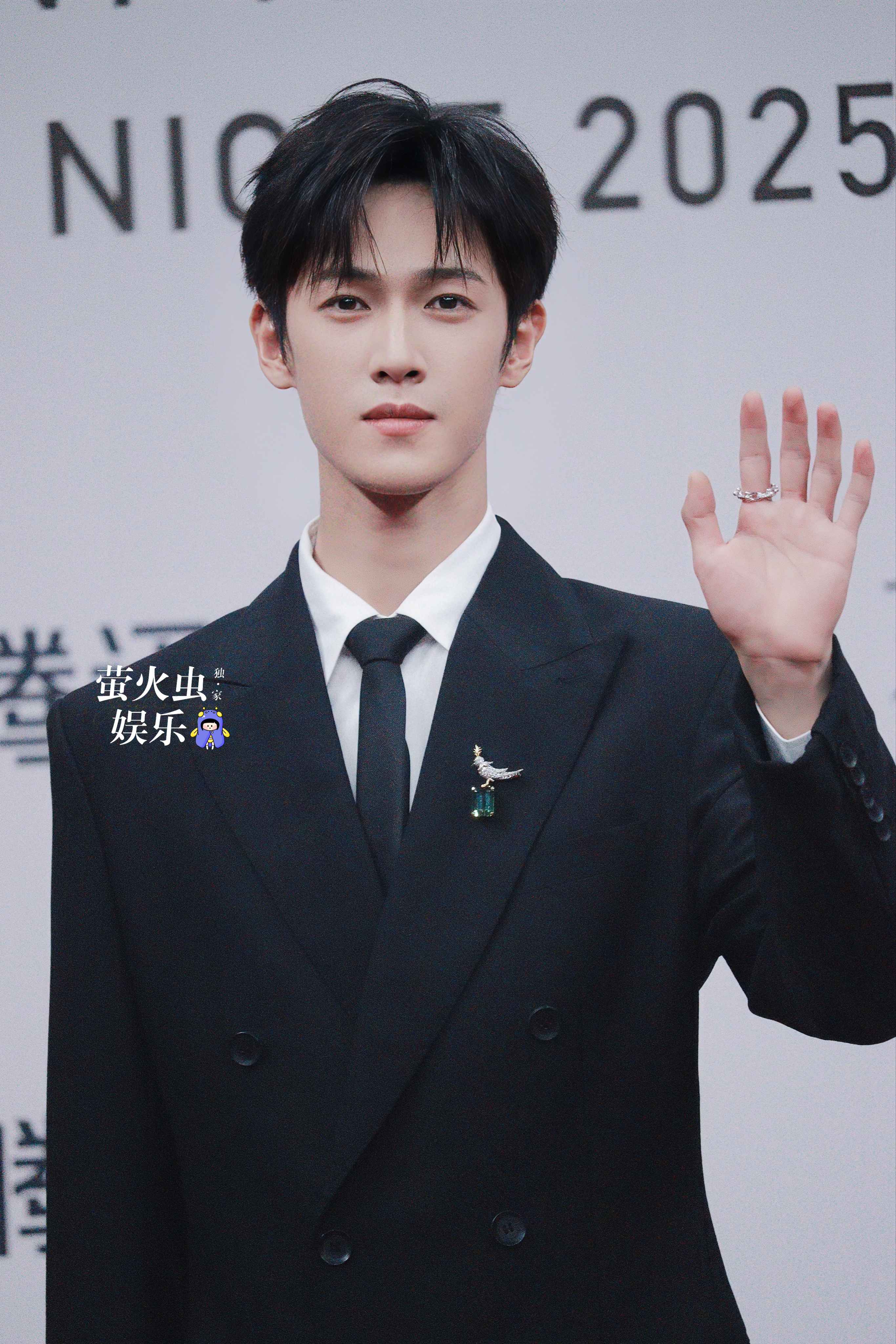 李昀锐lin  李昀锐星光大赏红毯生图小林一身黑色西装，简单贵气，根本不需要复杂