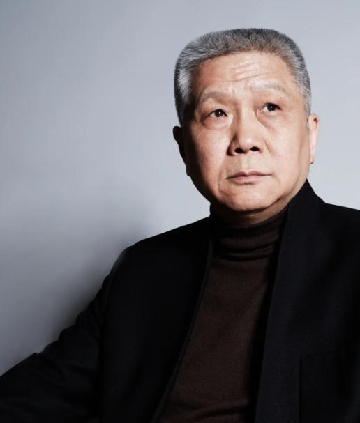 1998年，72岁的抗战老兵马丹林躺在病床上，浑身插满了管子。而他身价100亿的