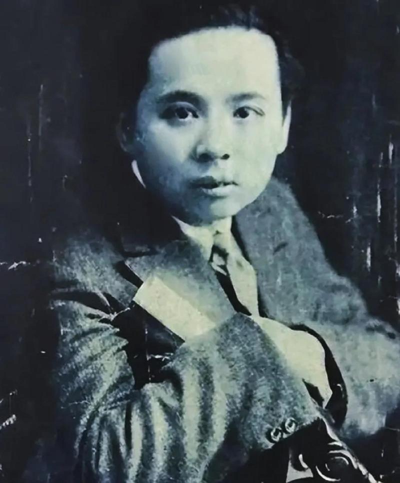1914年，作家张恨水结婚，他嫌弃妻子貌丑，却经常和妻子同房。不久后，妻子怀孕生