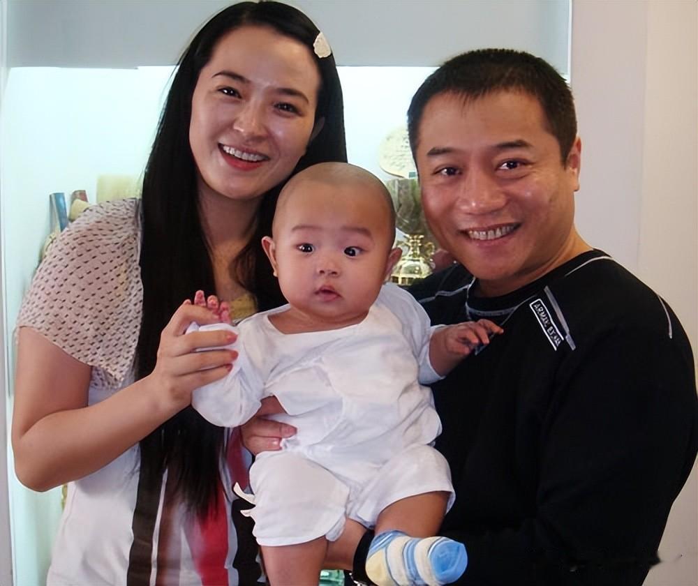 说真的，王涛这眼光，绝了！
他老婆关华，年轻时就是乒乓球圈的美女冠军，两届全国青