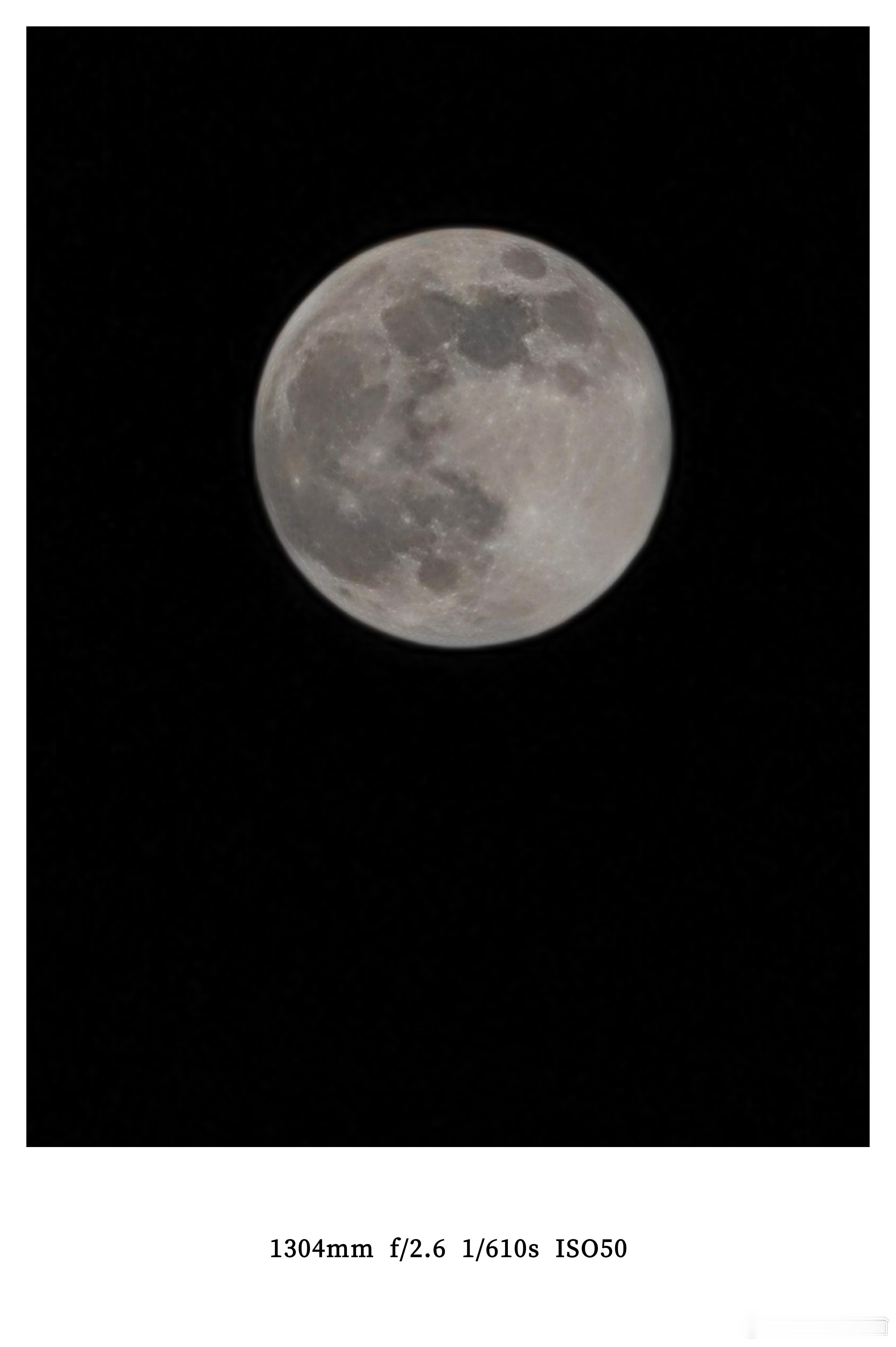 超级月亮很大很圆的月亮！如果不是用手机拍还真看不出来，现在的手机焦段摄影有点东西