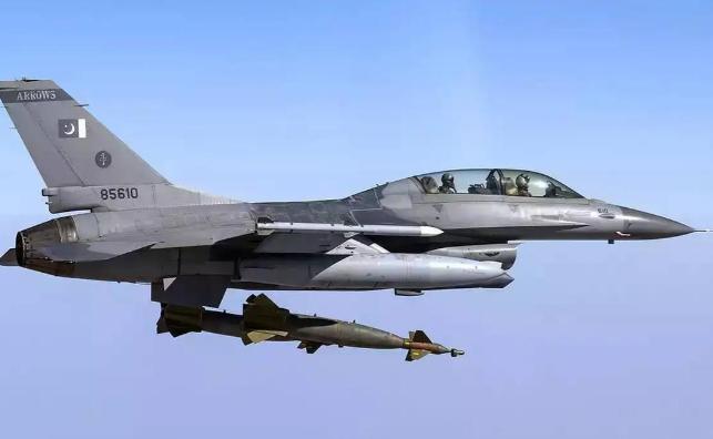 巴基斯坦飞行员曾经有个私下说法：中国战机是“穷人的F-16”，凑合能用，但真打起