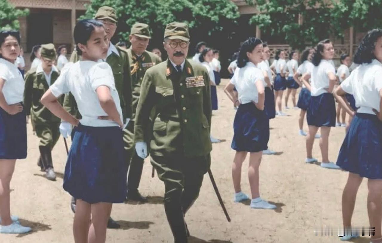 东条英机于1943年5月访问菲律宾一所学校……

1943 年 5 月，时任日本