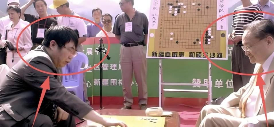 1983年，金庸设家宴款待聂卫平。保姆上了15只大闸蟹，聂卫平狼吞虎咽吃了13只