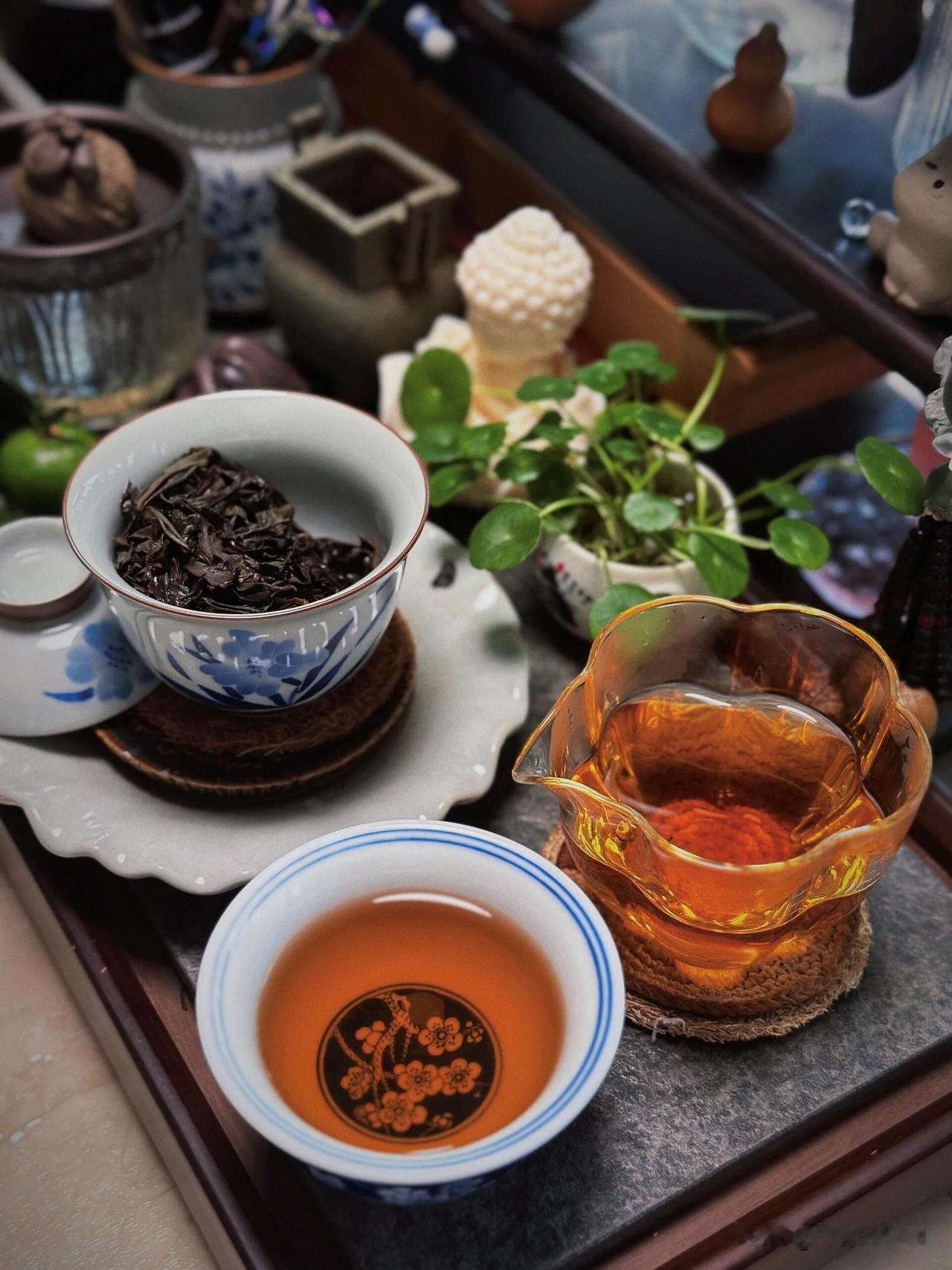 煮茶观云，静守心安
 
闲来无事，煮半壶温热新茶，静坐窗前，偷得浮生半日闲。沸水