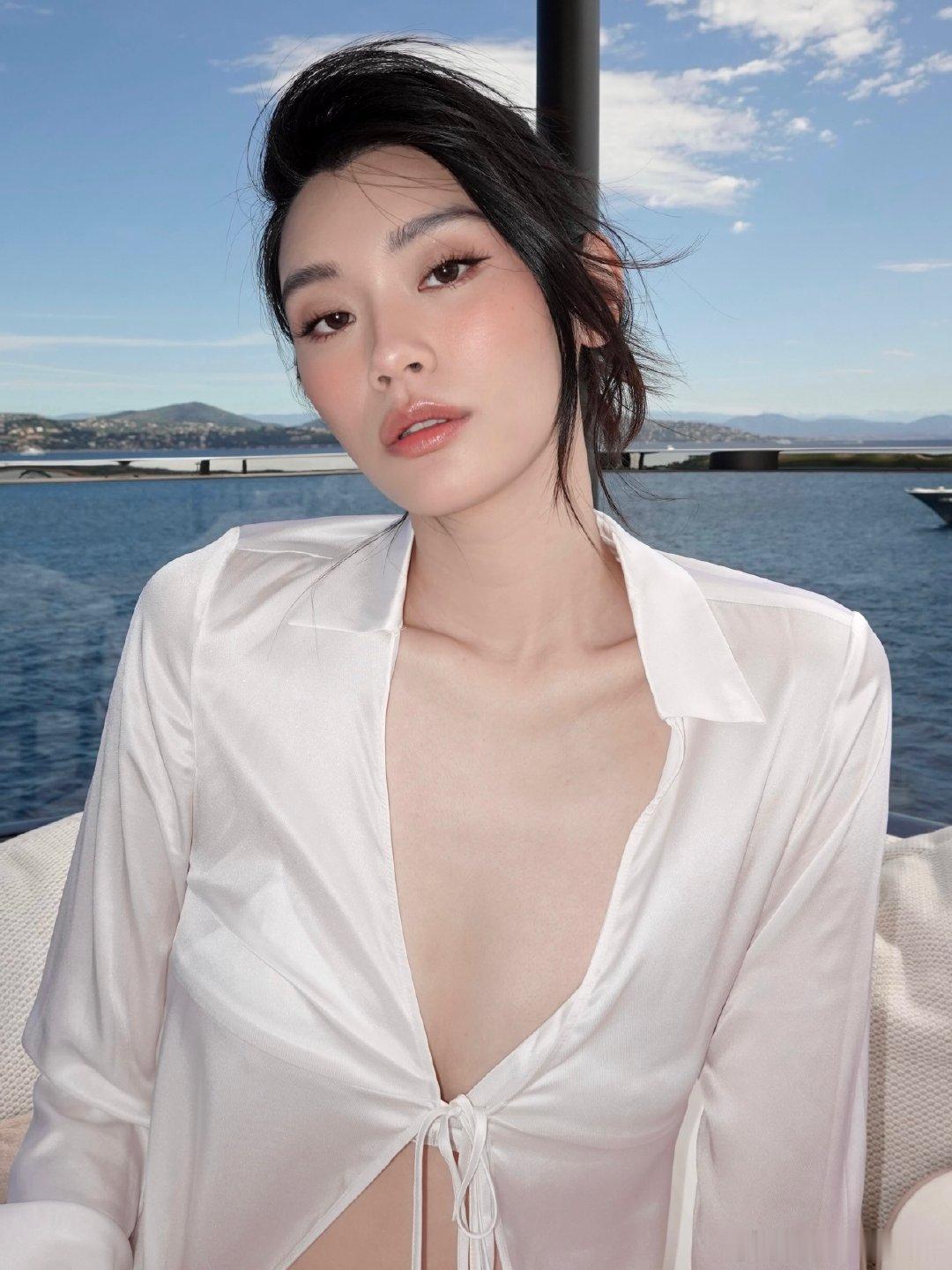 奚梦瑶婚礼后出海游玩奚梦瑶婚礼后出海游玩，这状态绝了！和朋友在游艇上比耶，笑容灿