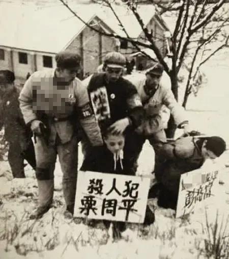 60年代，郊外刑场，一名被判处死刑的犯人，他的名字叫粟周平，是一个杀人犯，旁边还