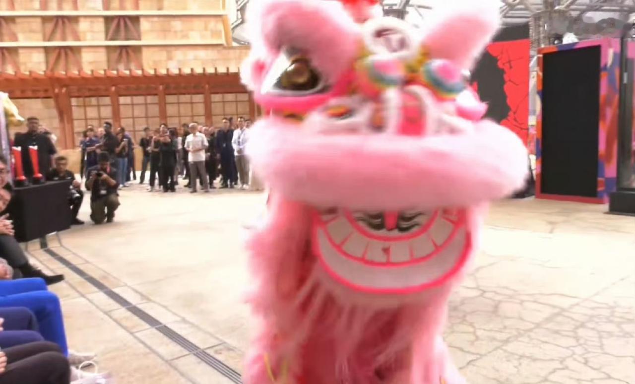 抽签之前，先来段舞龙舞狮鼓闹台[笑哭]，
2026WTT新加坡大满贯抽签仪式开始