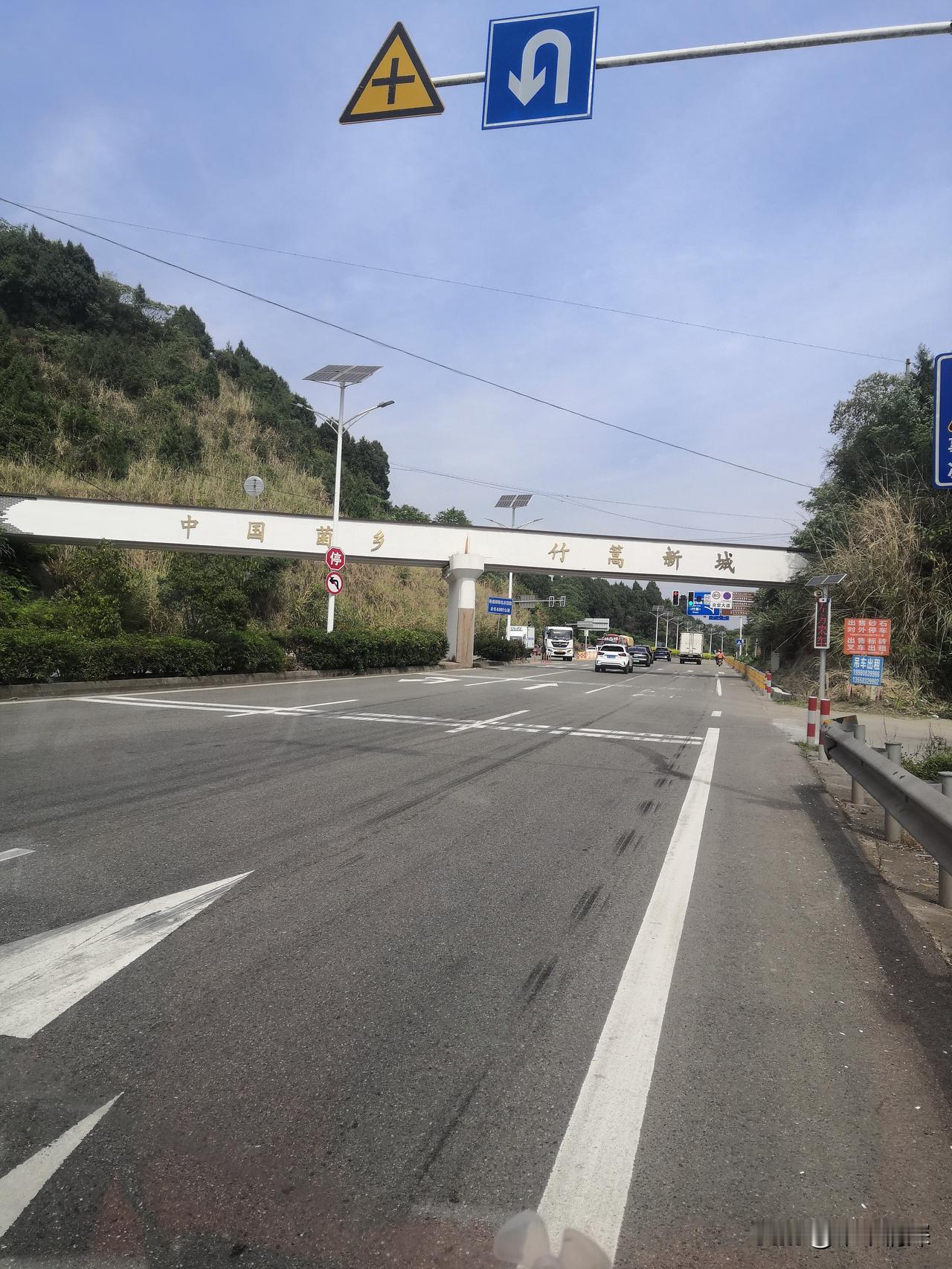 成都为何能成为热门旅游目的地成都市是一座来了就不想走的城市，成都市的很多小吃都比