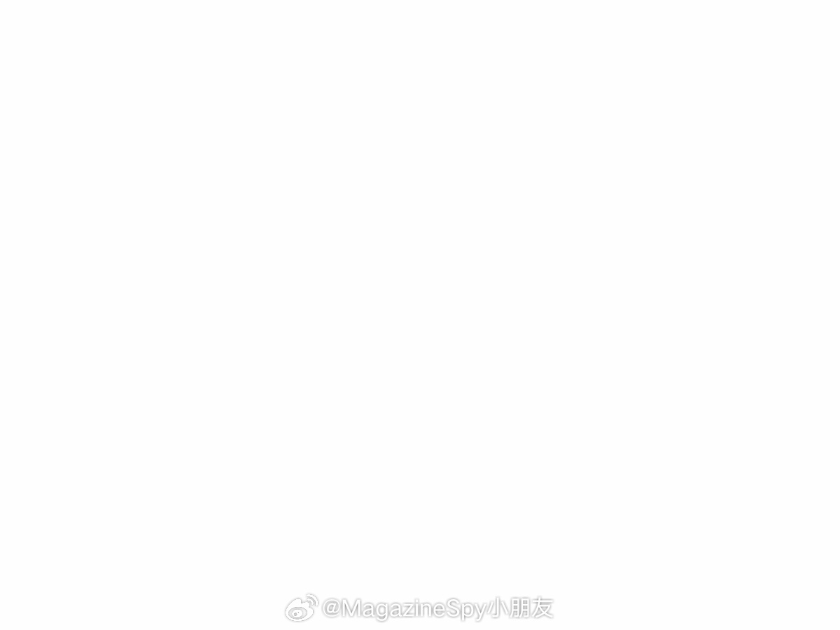SHUN张峻豪最新营业，为代言品牌理肤泉带来宣传曝光，白色长袖针织衫搭配灰色运动