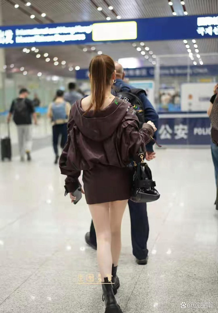 戚薇机场路透美照曝光，一双长腿又细又直超吸睛，高马尾造型元气又有活力～ 