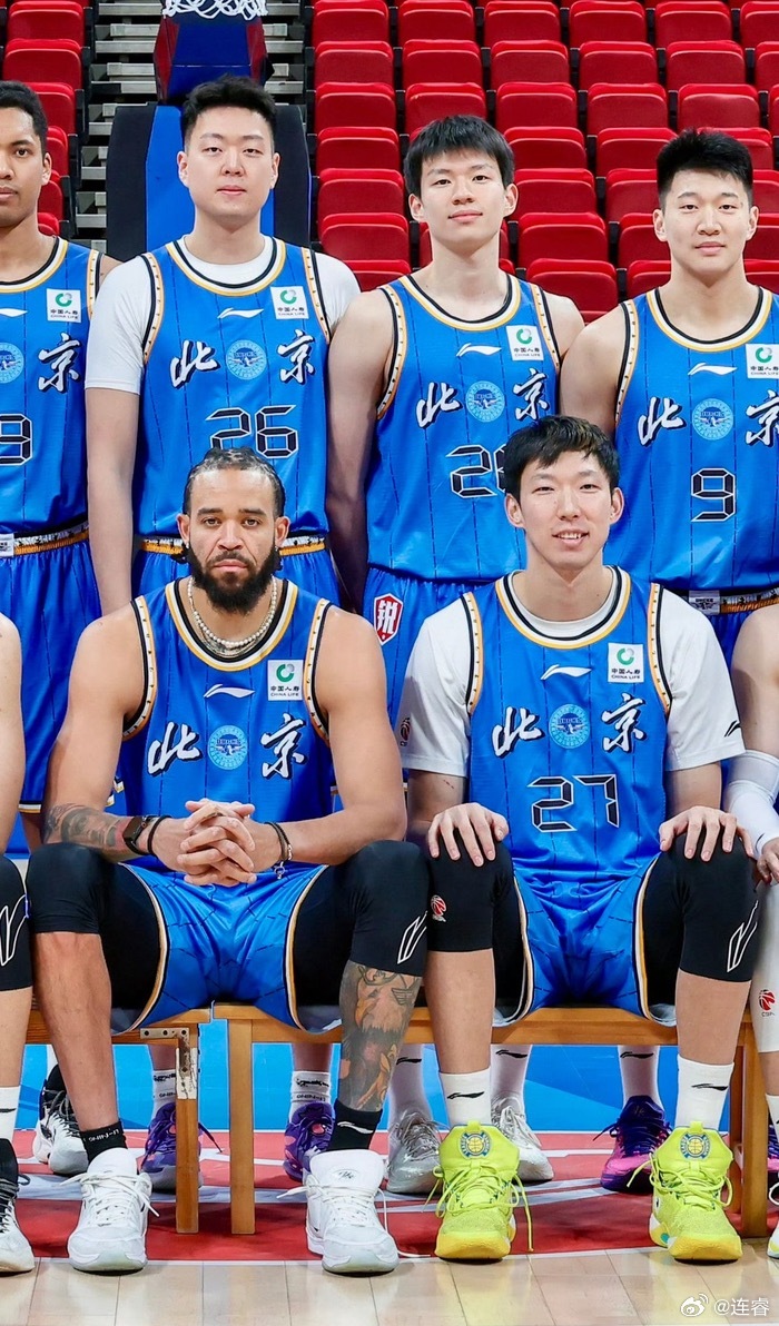 南京和北京的半场较量远投手感都不错，南京23中10（43.5%），北京14中7（