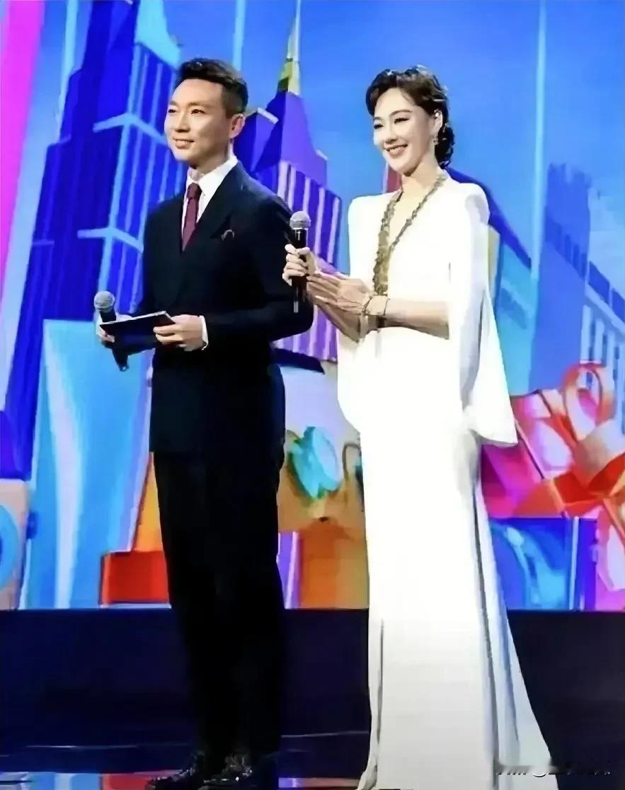 你熟悉他们吗？他们俩都是有名的央视主持人，他们俩一个是主持新闻节目的，一个是主持