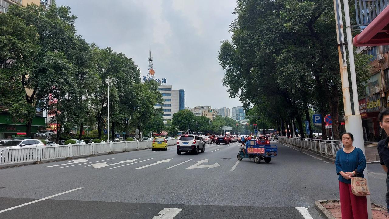 半个小时都没见到一班公交车，311.210.107这几路公交车呢？怎么等车那么难