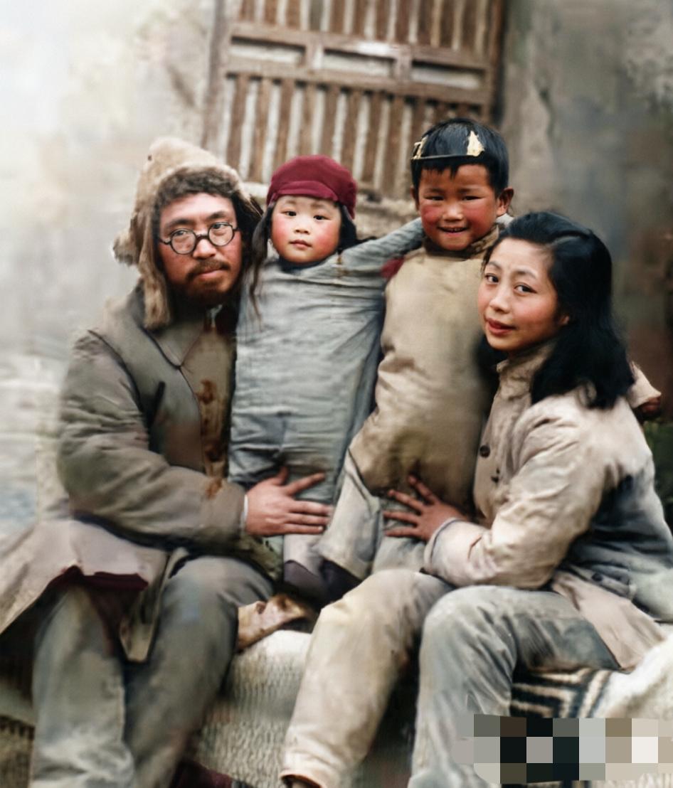 照片拍摄于1942年，这是罗荣桓元帅当年一家四口人的一张全家福