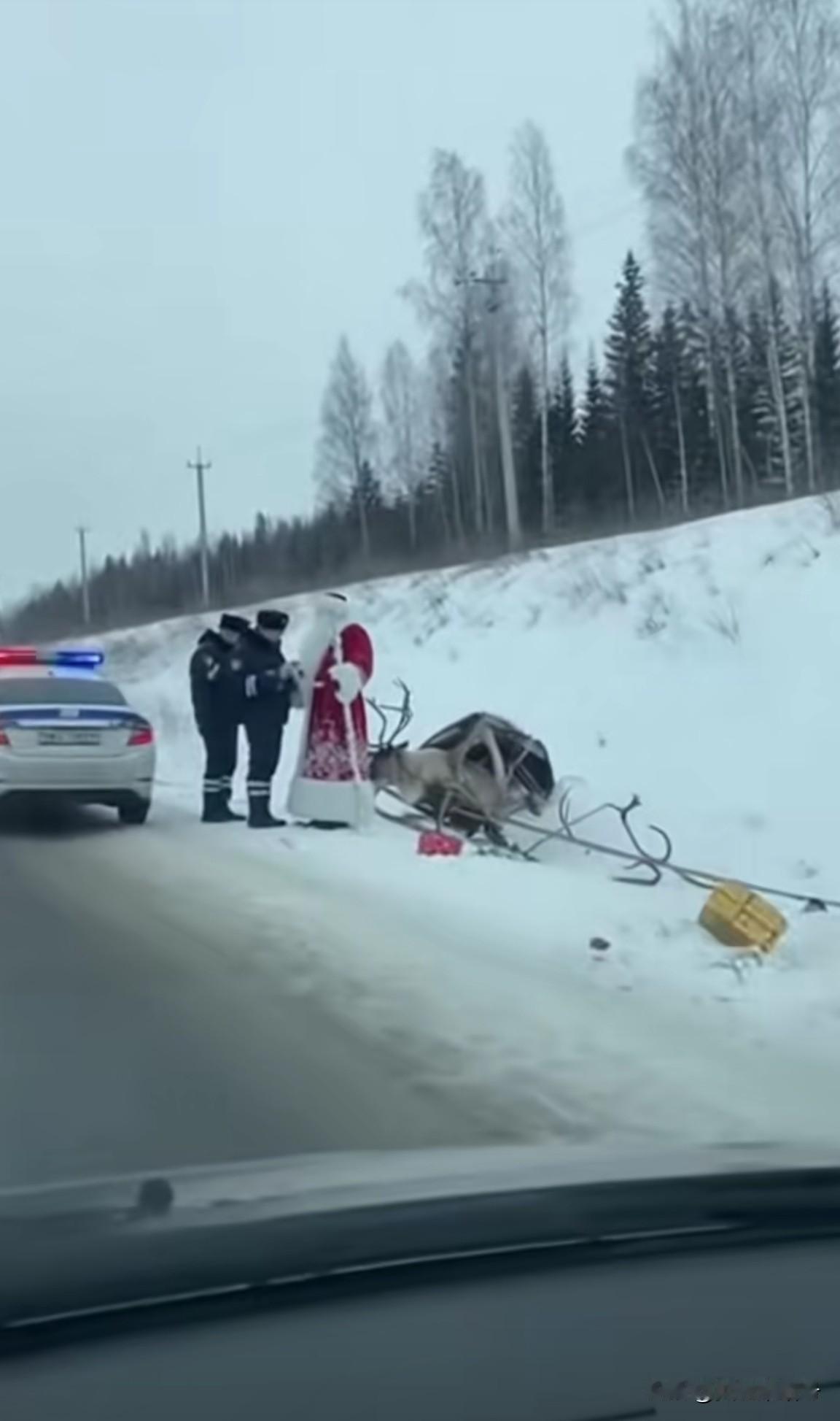 “圣诞老人”翻车见过吗？