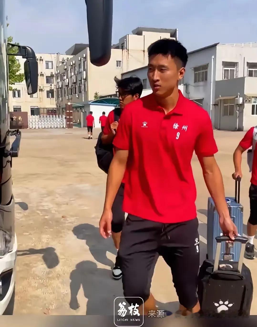 苏超徐州：不装了 摊牌了 回家！
徐州全队去山东鲁能基地封闭训练，去的应该是潍坊