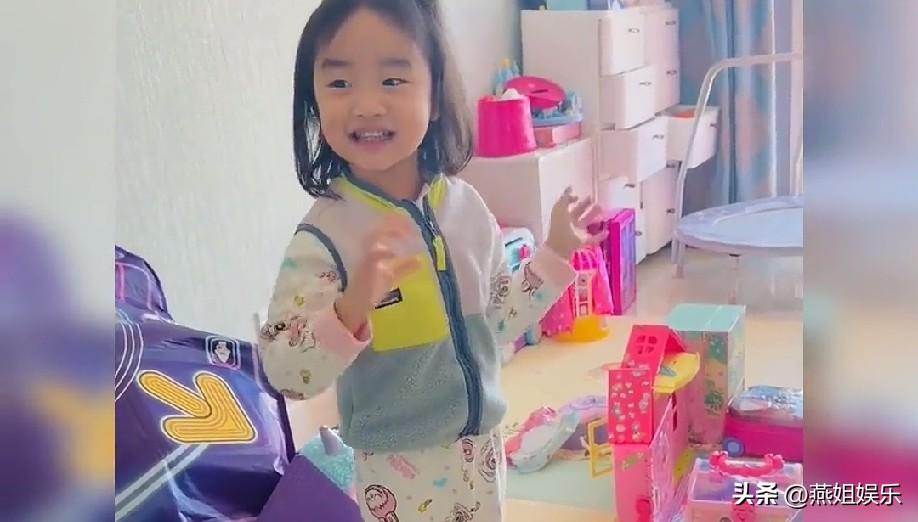 李亚鹏和海哈金喜离婚了，可4岁夏夏得到的爱一点没少

我一直觉得，离婚夫妻能做到