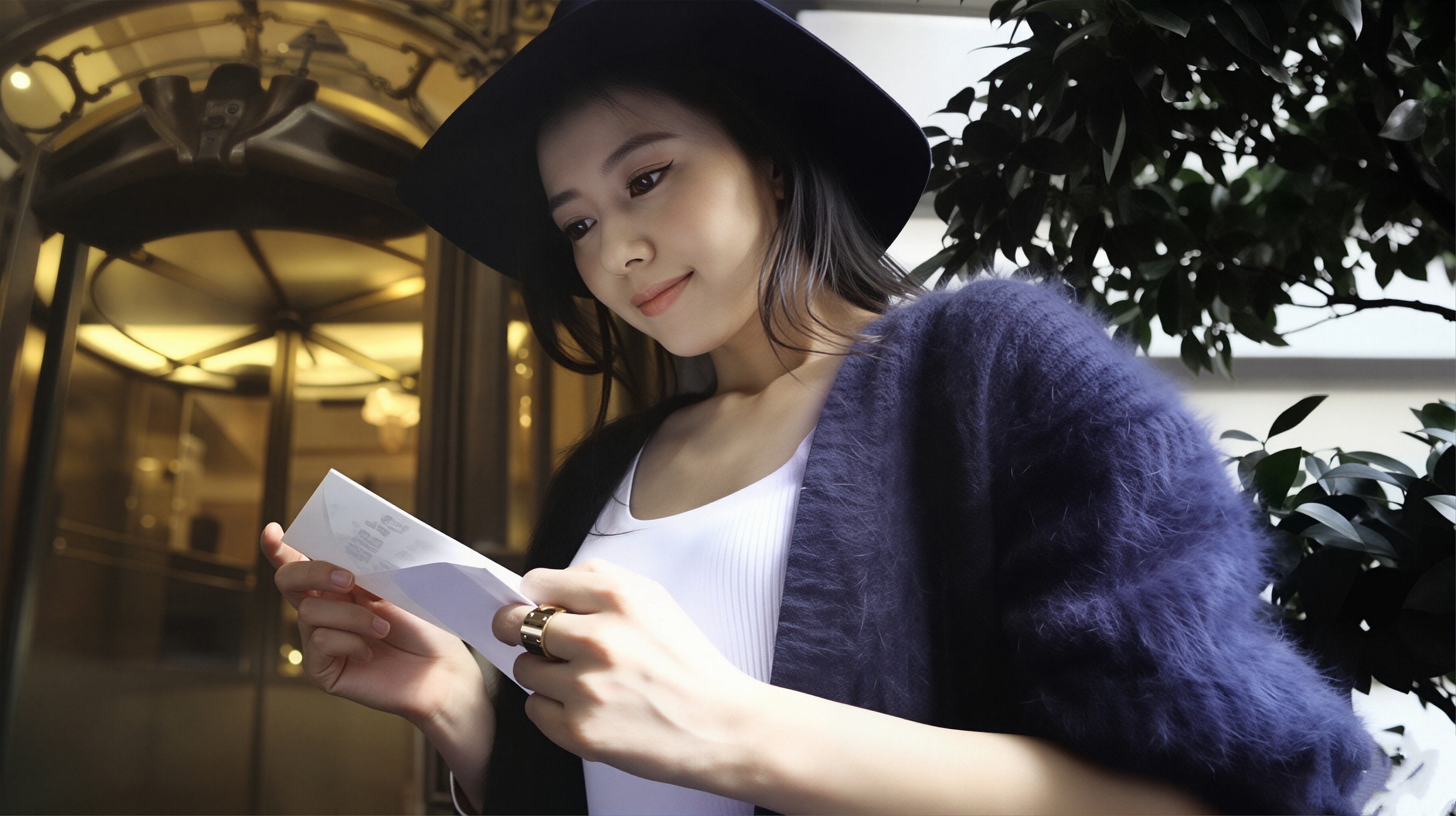 高圆圆 圆圆姐优雅看信，像极了我点开黄金账户前的样子——表面岁月静好，心里慌得一