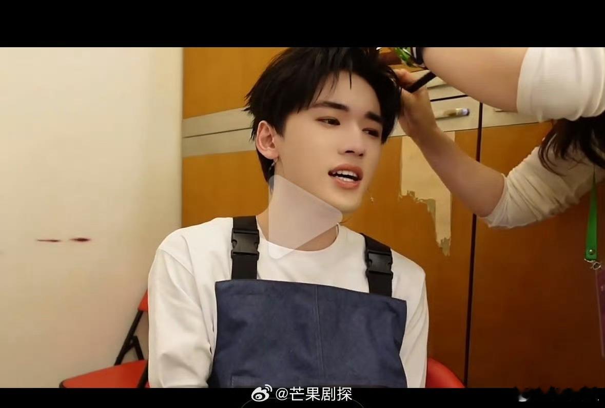 宋亚轩短毛库存vlog宋亚轩边化妆边开嗓 这是啥时候的库存啦，短毛小狗 