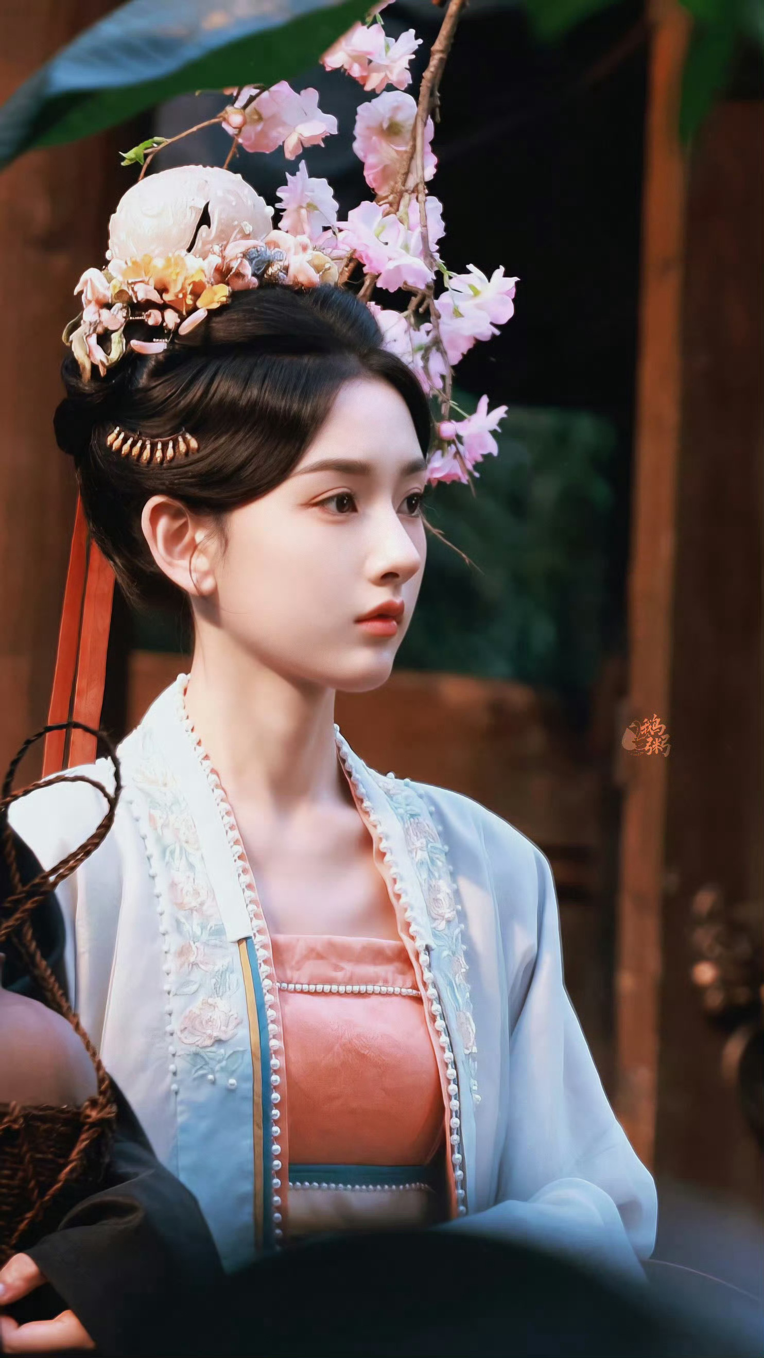 每次看到宋祖儿《司宫令》吴蒖蒖路透，都被美晕，美的跟副画似的，完全天选古人丁禹兮