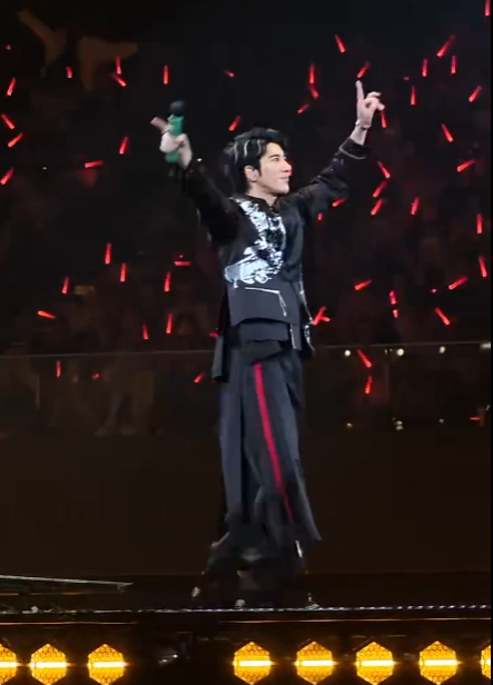 王力宏花期也太长了 谁看了不说一句王力宏牛！开场国风装霸气十足，唱《天地龙鳞》超
