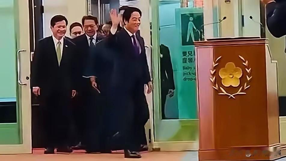 赖清德流窜一圈回到台湾。

赖清德外出活动一圈之后，又回到了台湾本地。
从他平常