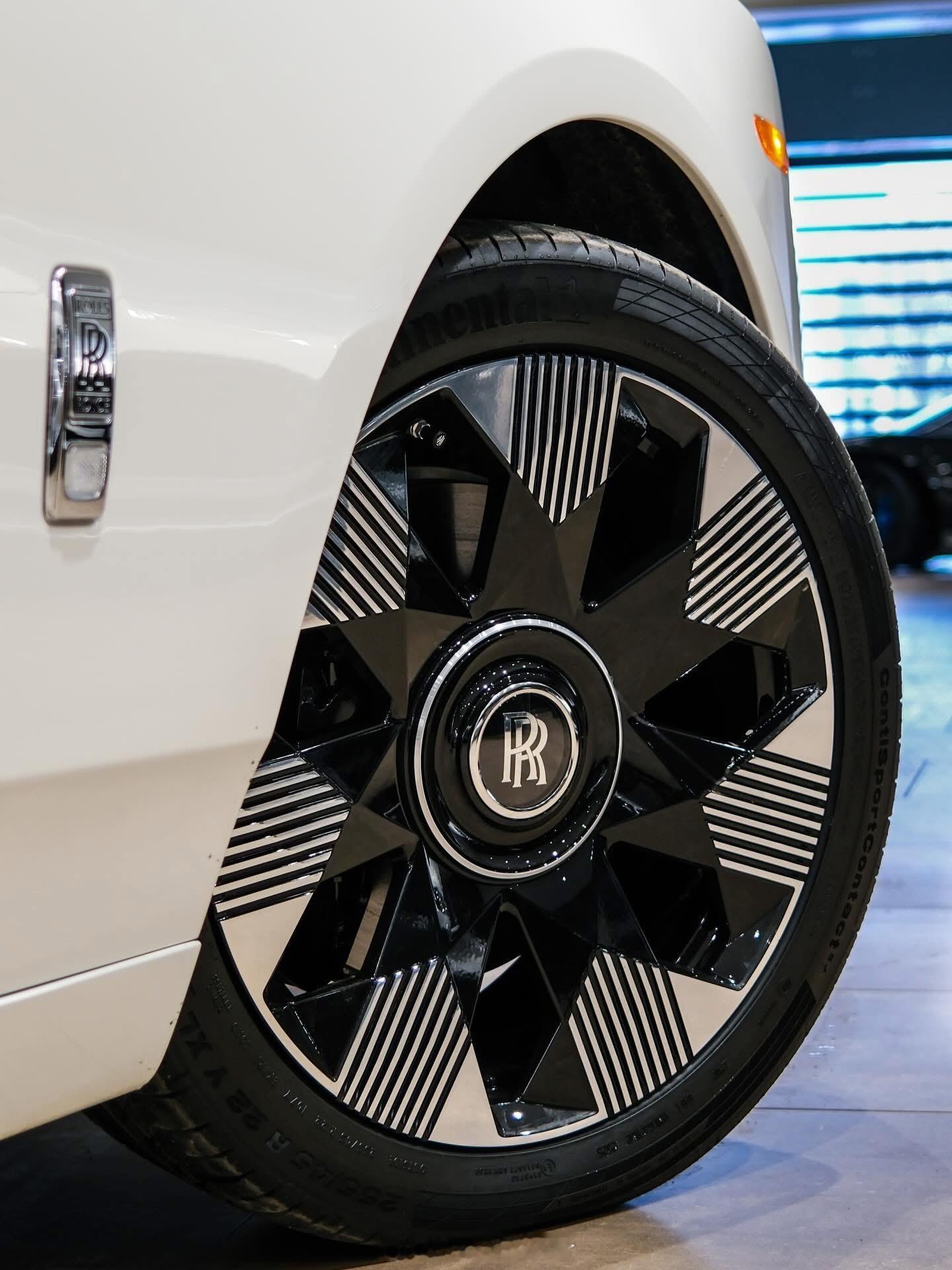 至尊🐼🐼🐼黑白🐼🐼🐼双色劳斯莱斯幻影这个气场……国产新势力里有比它强