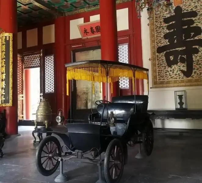 1902年，袁世凯花万两白银给慈禧买了辆进口汽车。慈禧问："这车跑得这么快，要吃