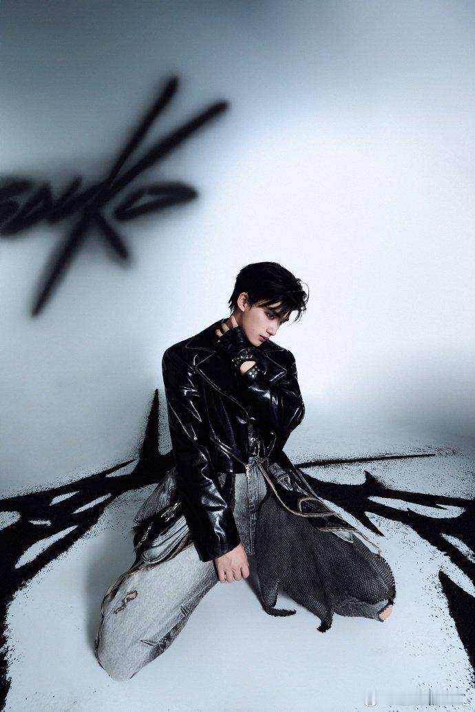 丁程鑫比了半颗心丁程鑫怎么比了半颗心丁程鑫这套造型狠狠拿捏氛围感，帅气又有破碎感