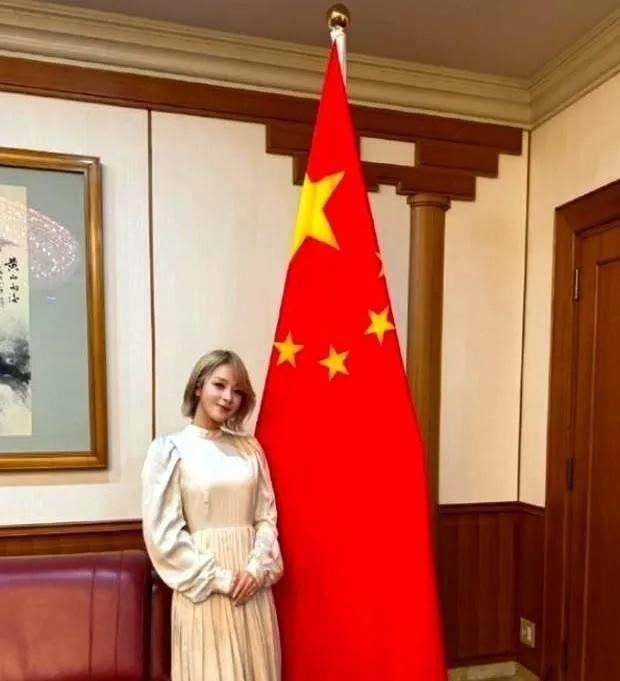 她在政治寒流中踩了条“红线”。日本顶流歌手美依礼芽，在中日关系微妙时刻，径直走进
