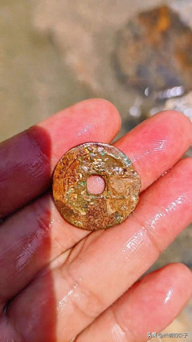 钓鱼佬在嘉陵江石缝里抠出九百年前古钱，拍完照扭头就走
