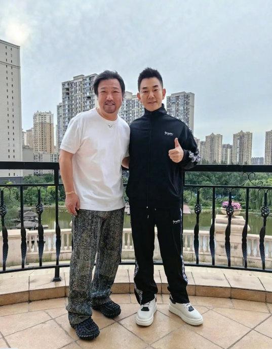 和香港第五大天王任贤齐站在一起，贾冰是不是感觉自己也是天王巨星了！