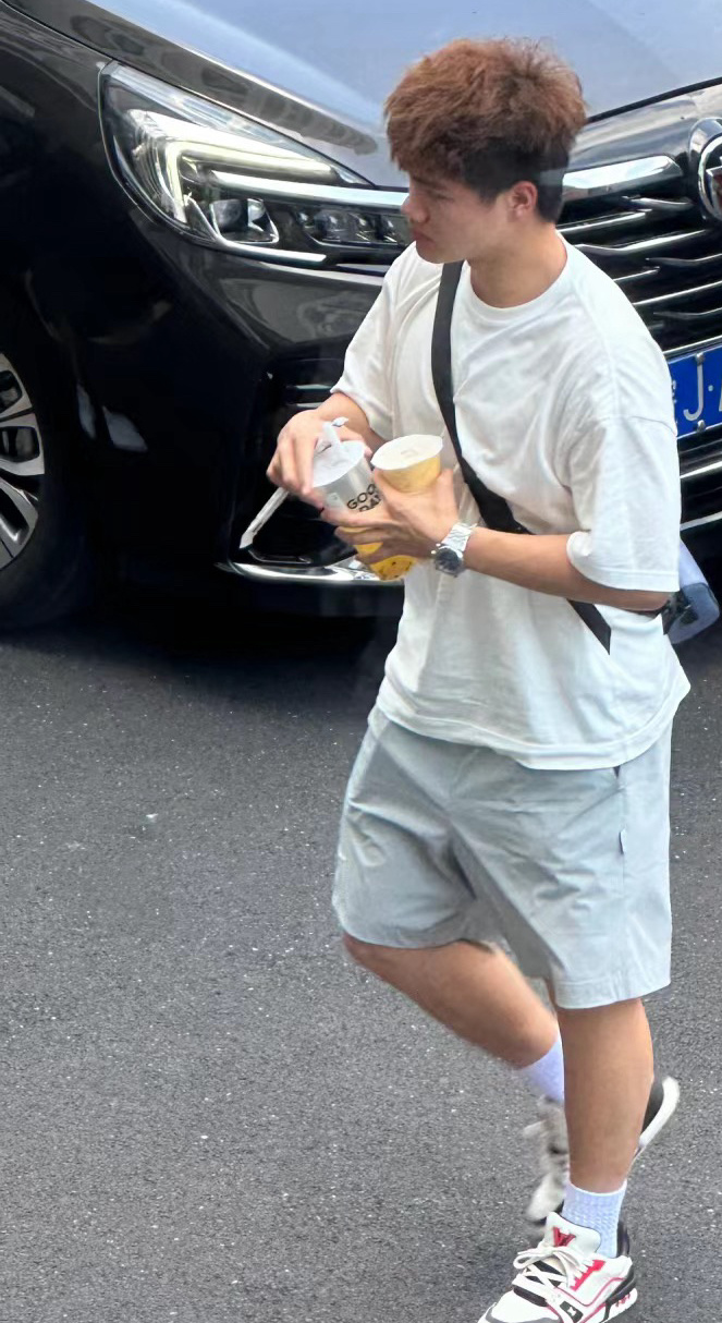 网友在黄山偶遇王昶和梁伟铿[憧憬]。 ​​​