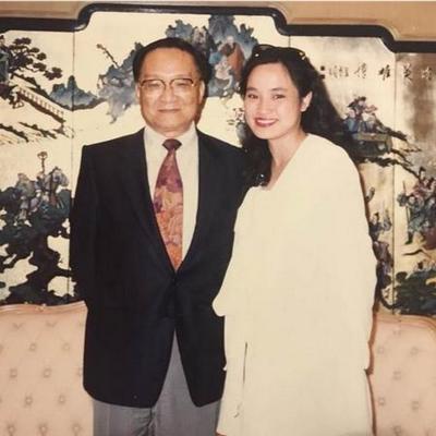 1976年，52岁金庸，与妻子大吵一架后，到酒吧买醉。哪料，竟爱上16岁女招待。