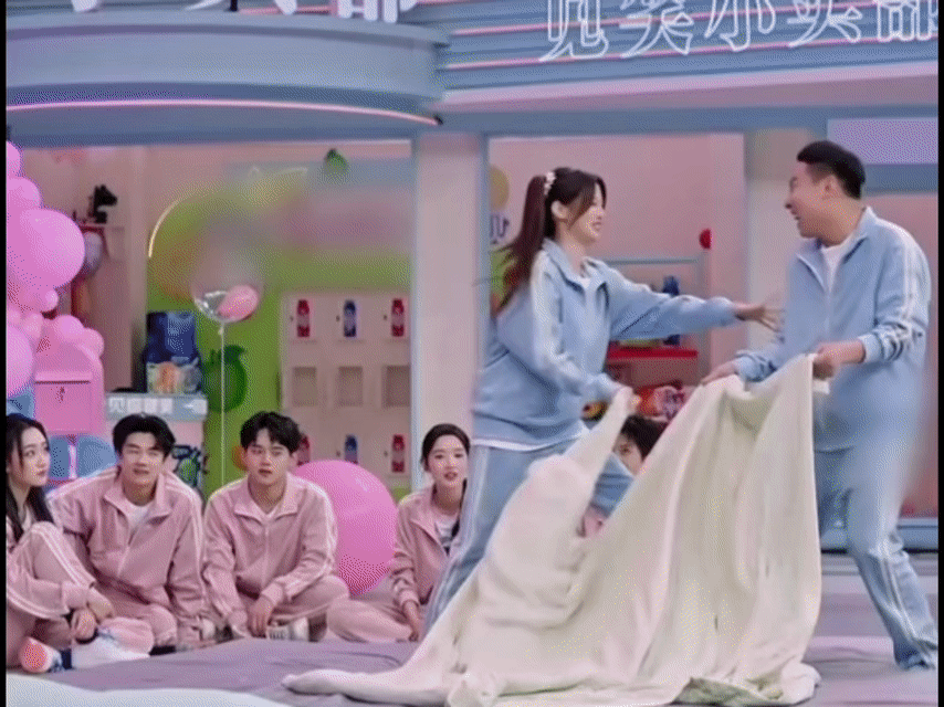 杨超越急得踹了徐志胜一脚感觉她真的没有在乎镜头哈哈哈哈哈真性情的超越锦鲤败在了顶