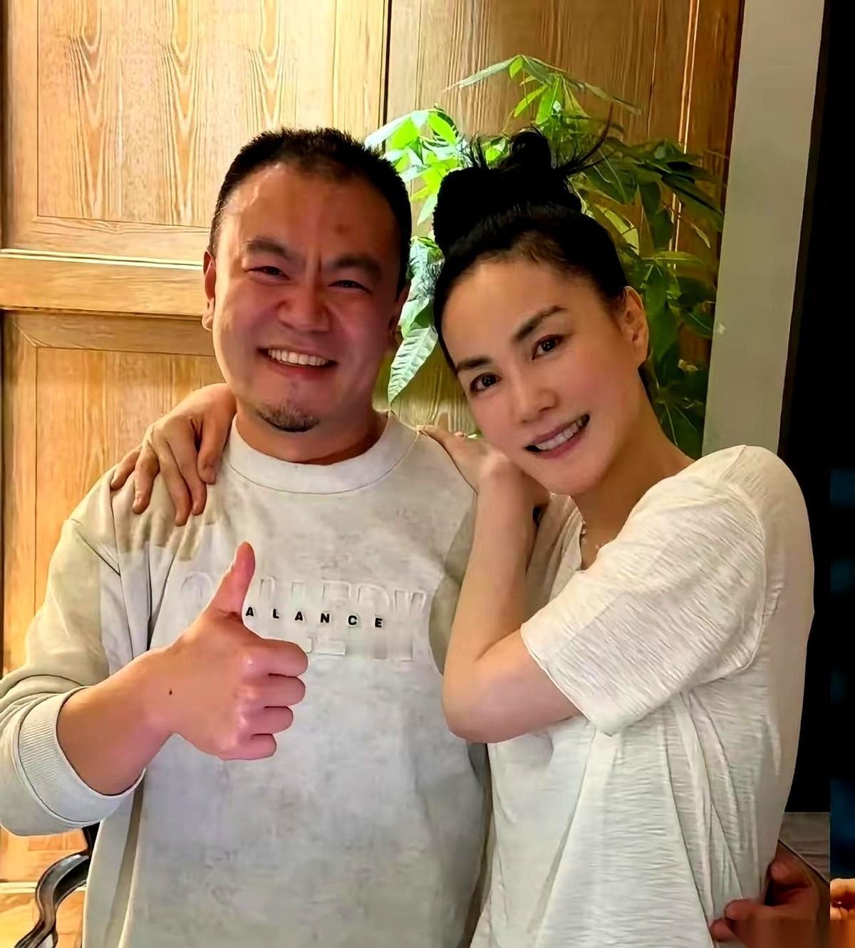 一张照片，主角是王菲。
但所有人的目光，都死死锁在她身边那个男人身上。他的手，正