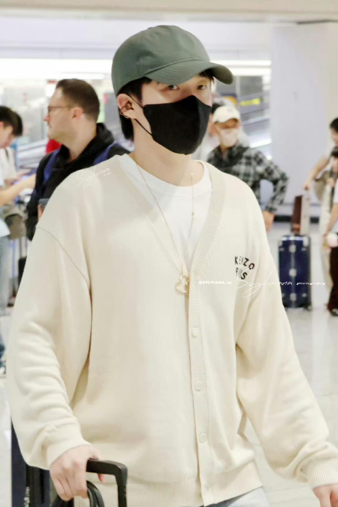 王楚钦今日跟随国乒团队由北京飞往新加坡参加WTT新加坡大满贯比赛。
头哥这衣品真