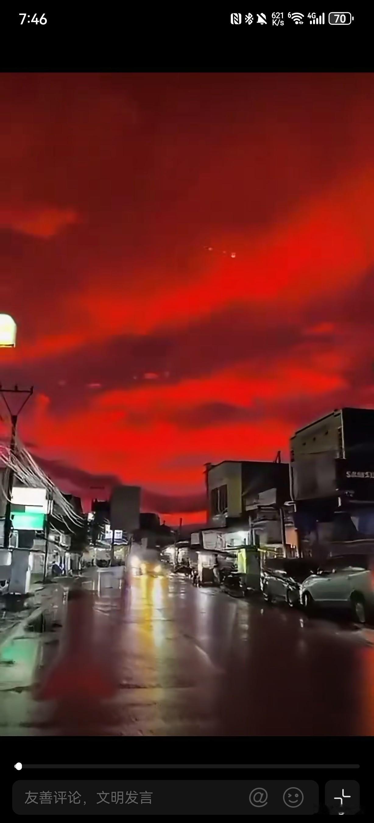 近日，印度尼西亚万丹省帕宁邦沿海地区的天空突然被染成血红色，震撼画面在社交媒体广