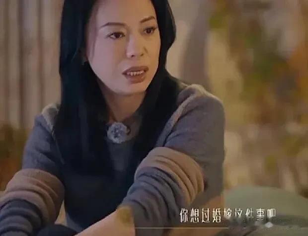 黄绮珊问：“你有想过婚嫁这个问题吧？”
郁可唯：“我想过，但是我是那种不着急的。