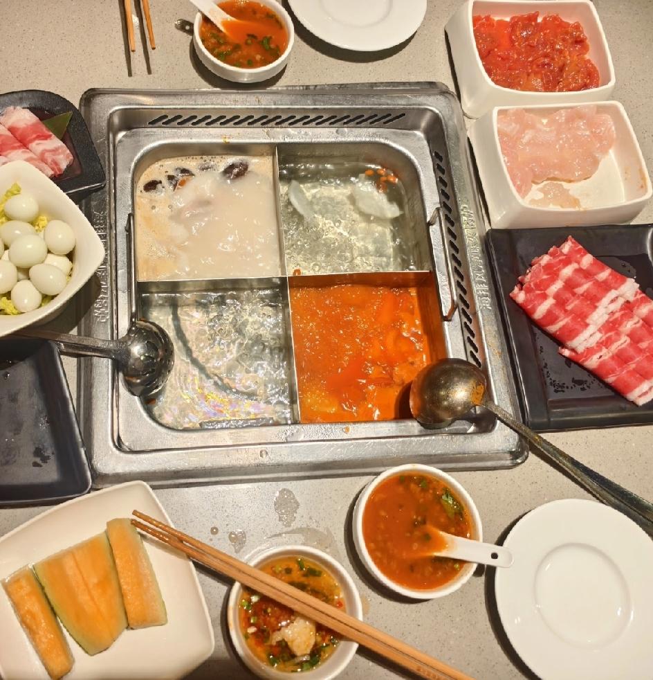 今天，我们两个和朋友两口子一起去吃海底捞。
还没有吃饭前，朋友让她老公和她一起去