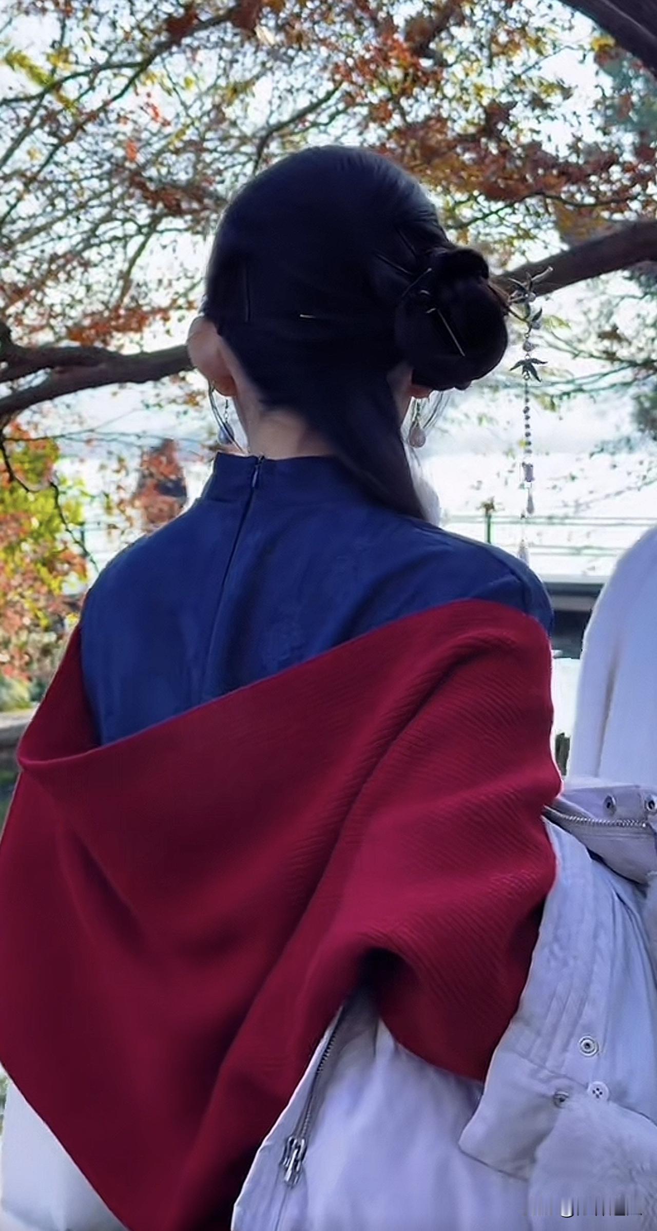 新思维：咱们奔赴烟火，世界坠入战火

晨起的粥香漫过窗台，晚归的灯火点亮街巷，巷