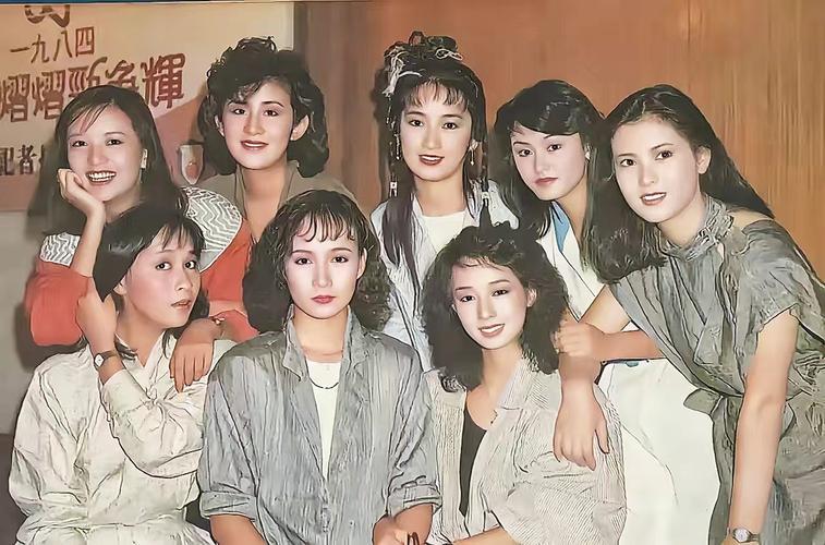 八十年代港星大合照。刘嘉玲那时候还是青涩模样，一看就是大陆妹，把手搭在刘嘉玲肩膀