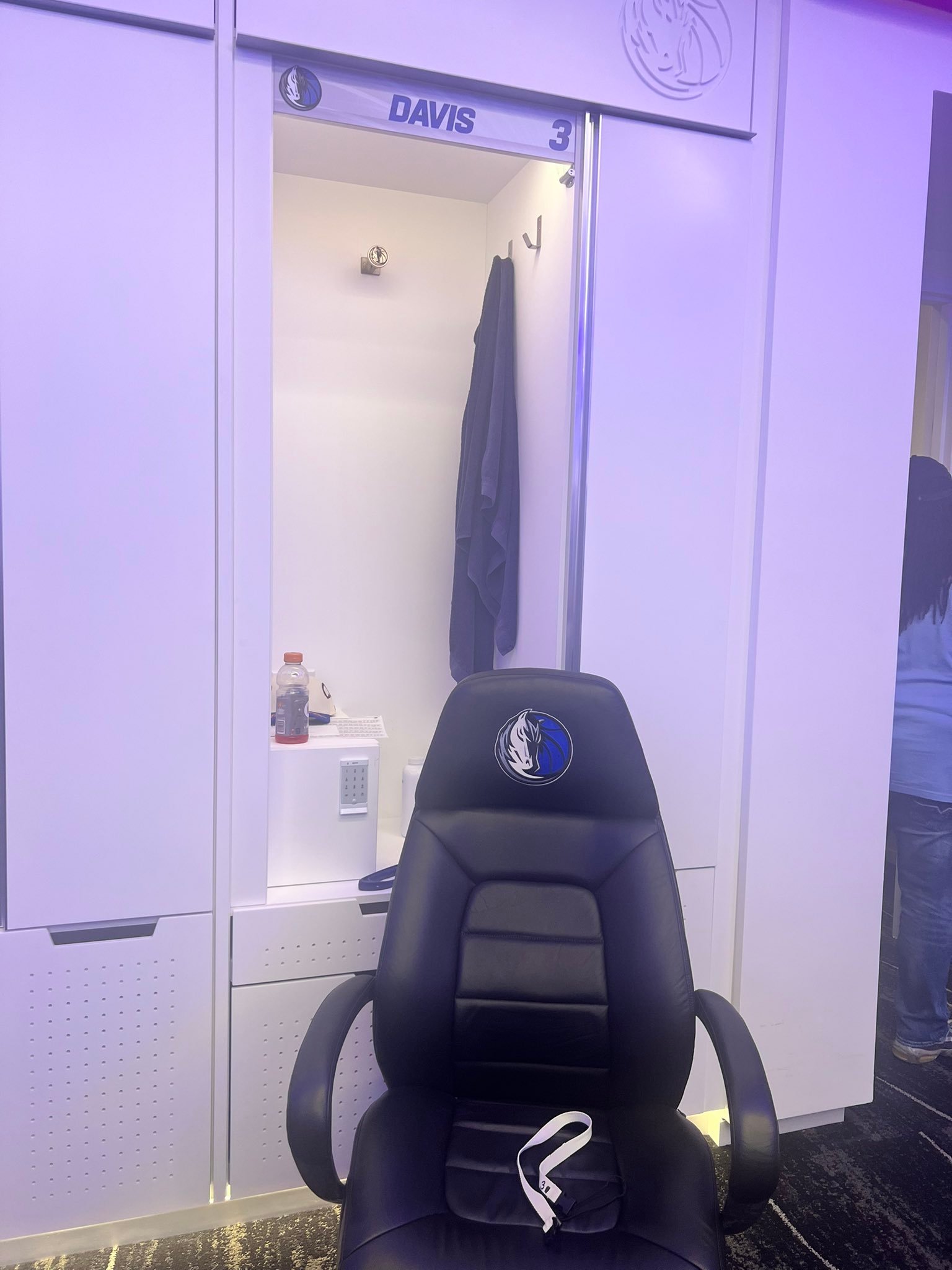 独行侠记者还在浓眉的更衣室柜子前等待，看他是否会出来接受采访  安东尼戴维斯[超