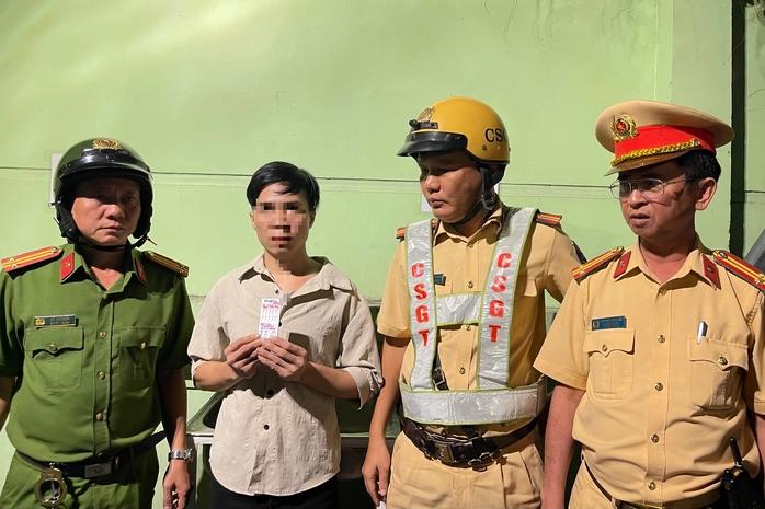 越南公安的毒品检验，图中男子毒品检测呈阳性。自述吸食过冰毒