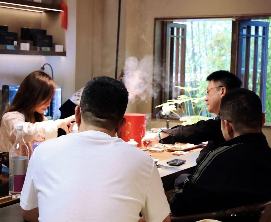 围坐品茗，老友相逢，畅谈真心，让茶香伴着真话流淌。