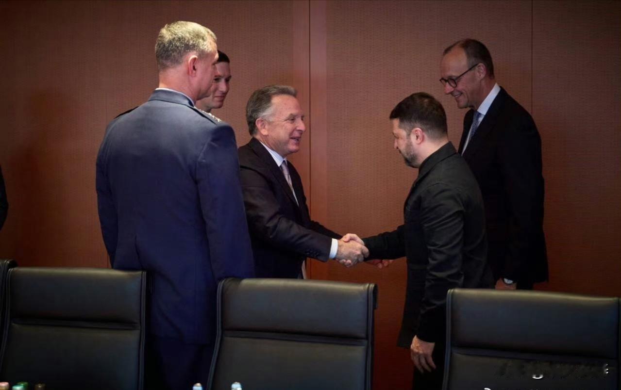 最新消息：泽连斯基在柏林与维特科夫和库什纳握手，美乌就和平计划谈判正式开始了。